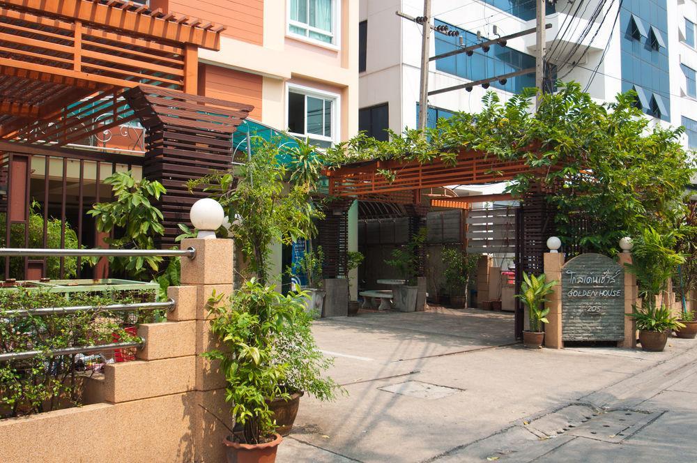Golden House @ On-Nut Station Motell Bangkok Exteriör bild