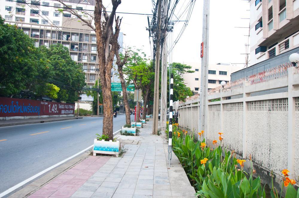Golden House @ On-Nut Station Motell Bangkok Exteriör bild